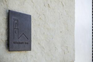 Imagen del logo del restaurante Elías grabado en plancha metálica en la entrada