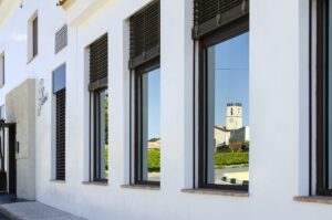 Imagen detalle de las ventanas de la fachada del restaurante en Alicante: Casa Elías. Diseño de interiorismo de restaurantes realizado por Ideade Creativos.