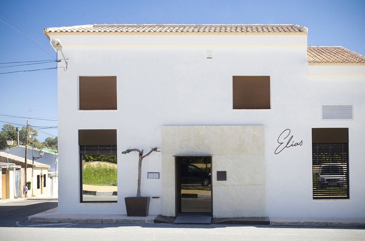 Imagen de la fachada principal del restaurante Casa Elías rediseñada por Ideade Creativos. Diseño de restaurante en Alicante