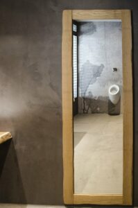Imagen del espejo que refleja el resto de la estancia del cuarto de baño del restaurante Elías, diseñado por Ideade Creativos.