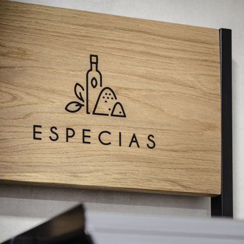 Imagen del la señalización de especias en madera que forma parte del proyecto de imagen corporativa de la carnicería de Carlos Vidal