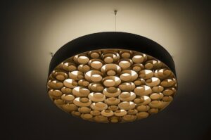 Imagen detalle de una la lámpara de la entrada empleadas en el diseño de interior del restaurante Casa Elías de Alicante realizado por Ideade Creativos.