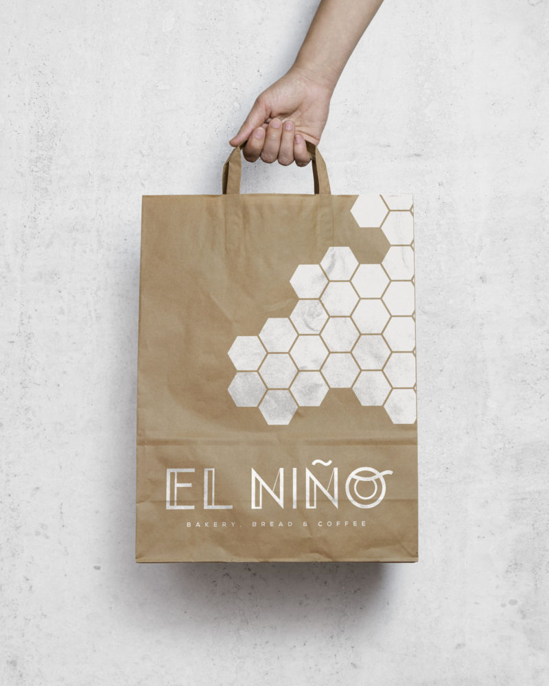 Otra aplicación en bolsa de papel de la nueva identidad corporativa de El Niño