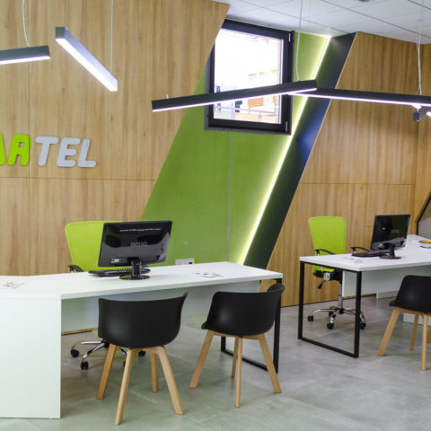 Imagen de los puestos de trabajo de Biartel. Uno de los proyectos de diseño de interiores para oficinas realizados por Ideade Creativos