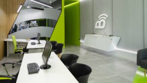 Imagen del interior de la oficina de Biartel. Este es uno de los proyectos de diseño de interiores para oficinas realizados por Ideade Creativos