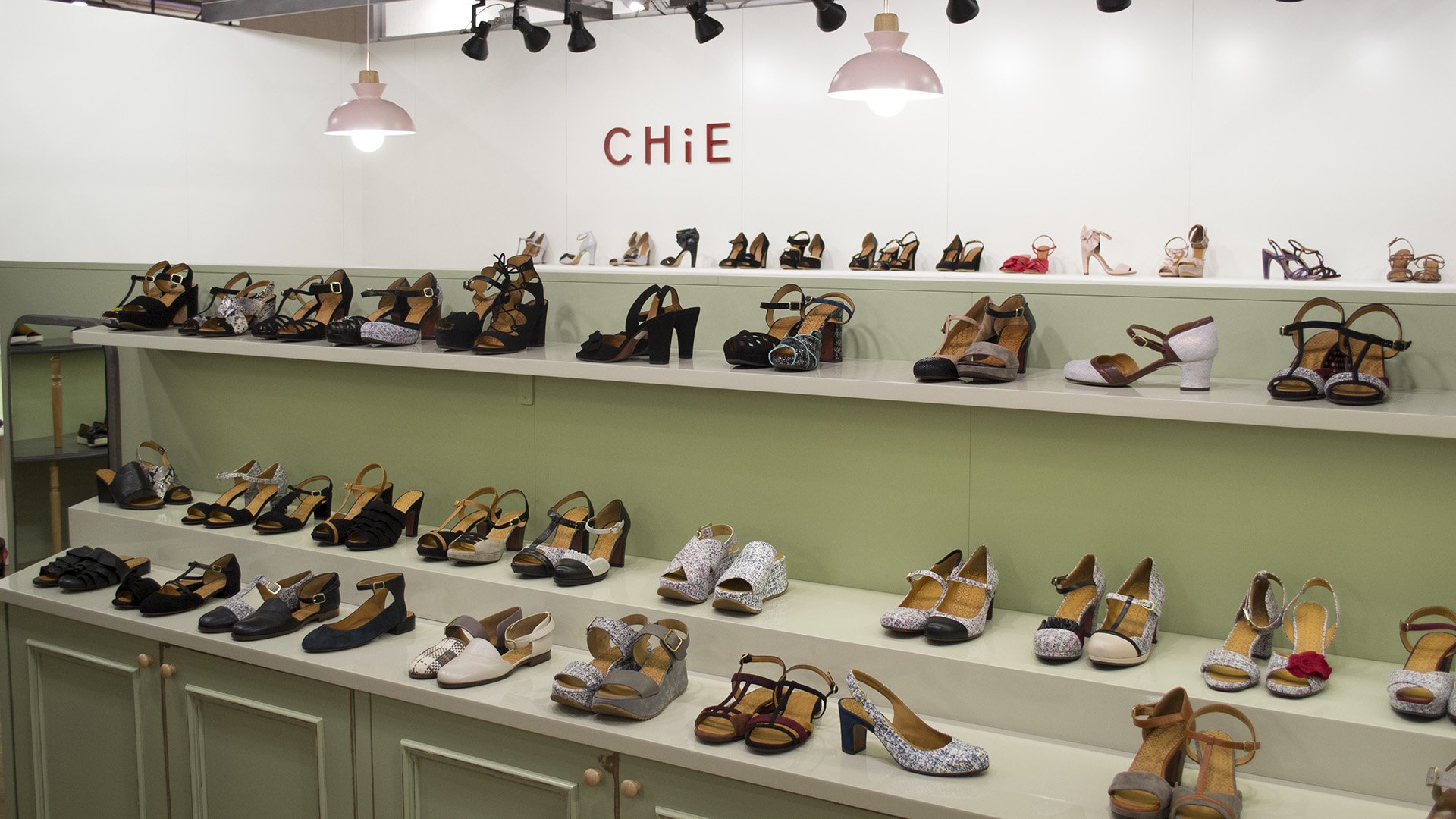 Imagen de los zapatos expuestos en el stand de Chie Mihara