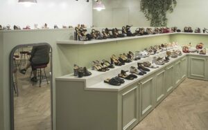 Interior del stand para feria de Milán de la marca de zapatos Chie MIhara. Diseño de Ideade Creativos.