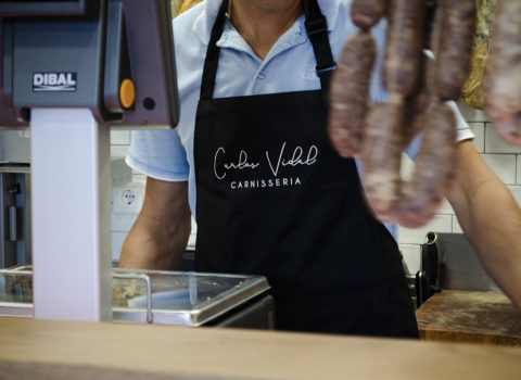 Imagen del nuevo diseño de marca de la carnicería de Carlos Vidal sobre el delantal corporativo