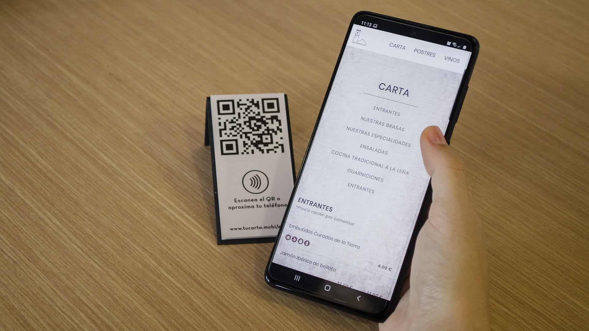Peana con QR y NFC para el acceso a la Carta Digital