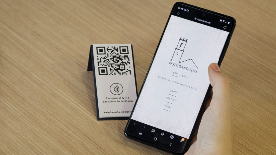 Peana con QR y NFC para acceso a la Carta Digital