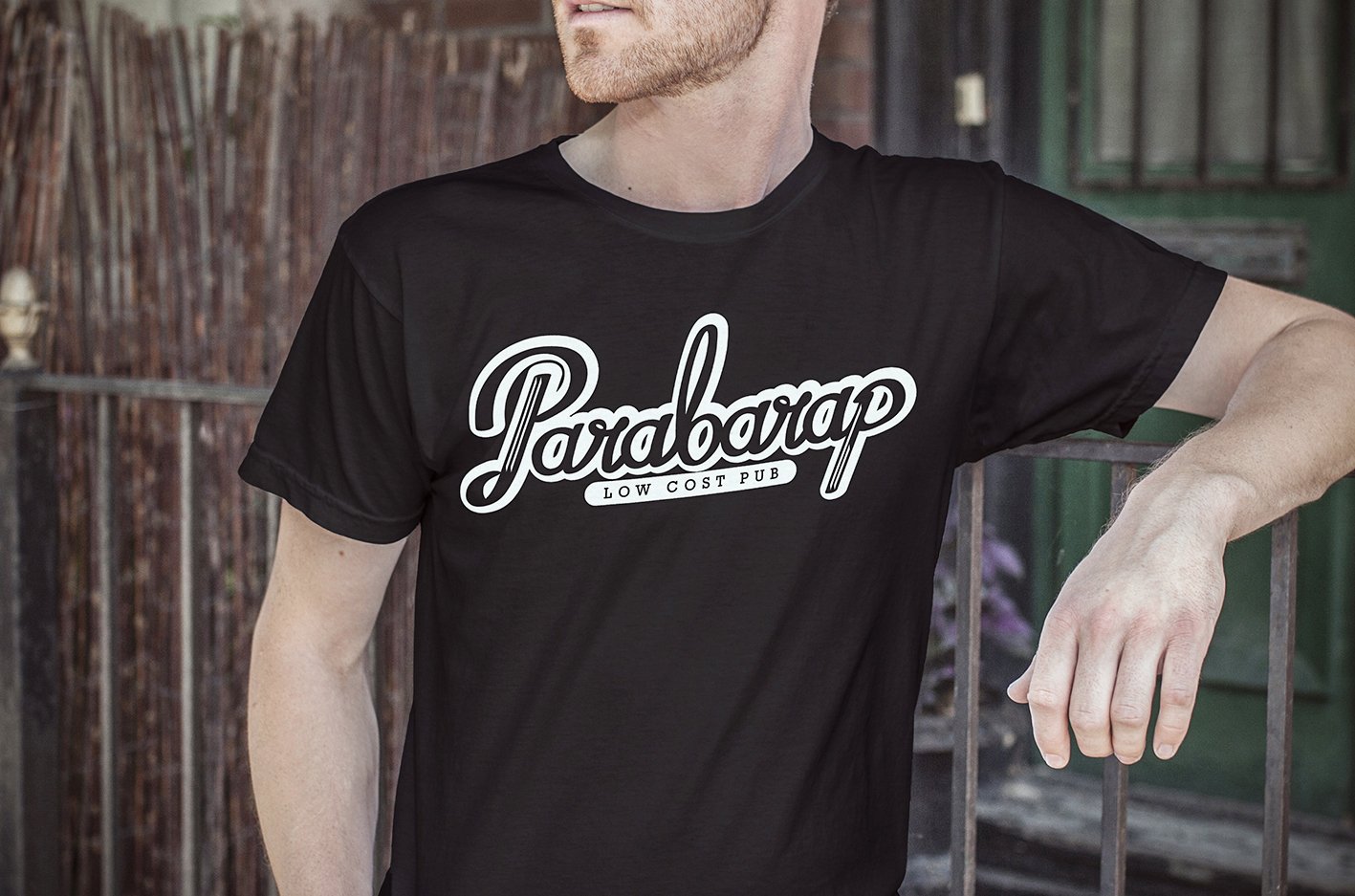 El logo de Parabarap Pub Alicante en una camiseta.