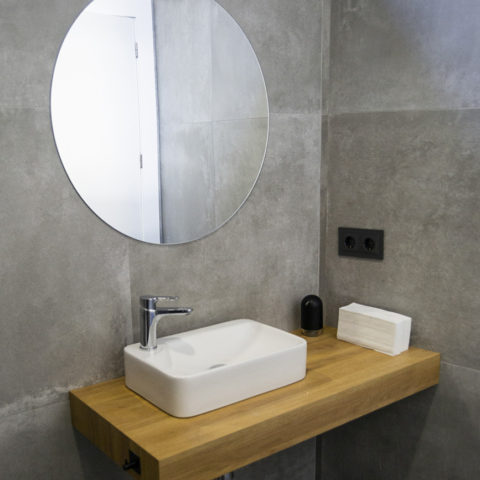 Imagen del diseño de interior del cuarto de baño de l oficina de Biartel