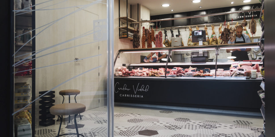 Interior de la carnicería de Carlos Vidal después del trabajo de imagen corporativa diseñada por IDEADE