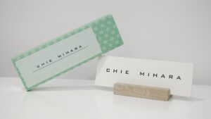 Diseño de tarjeta de visita y diseño de packaging para marca de zapatos Chie Mihara.