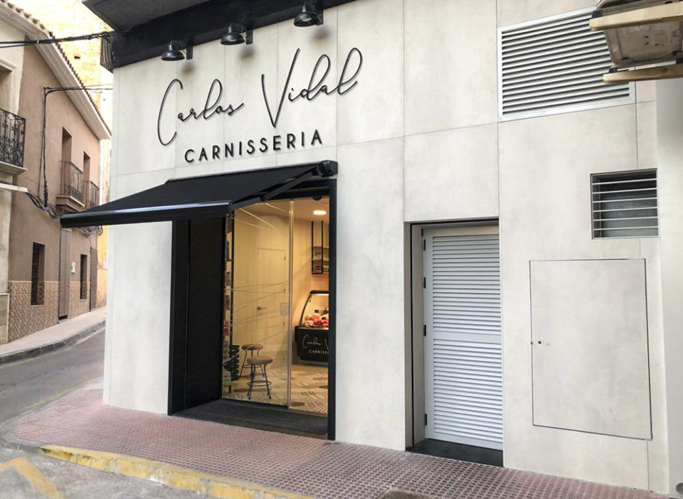 Fachada de la carnicería de Carlos Vidal después del trabajo de imagen corporativa