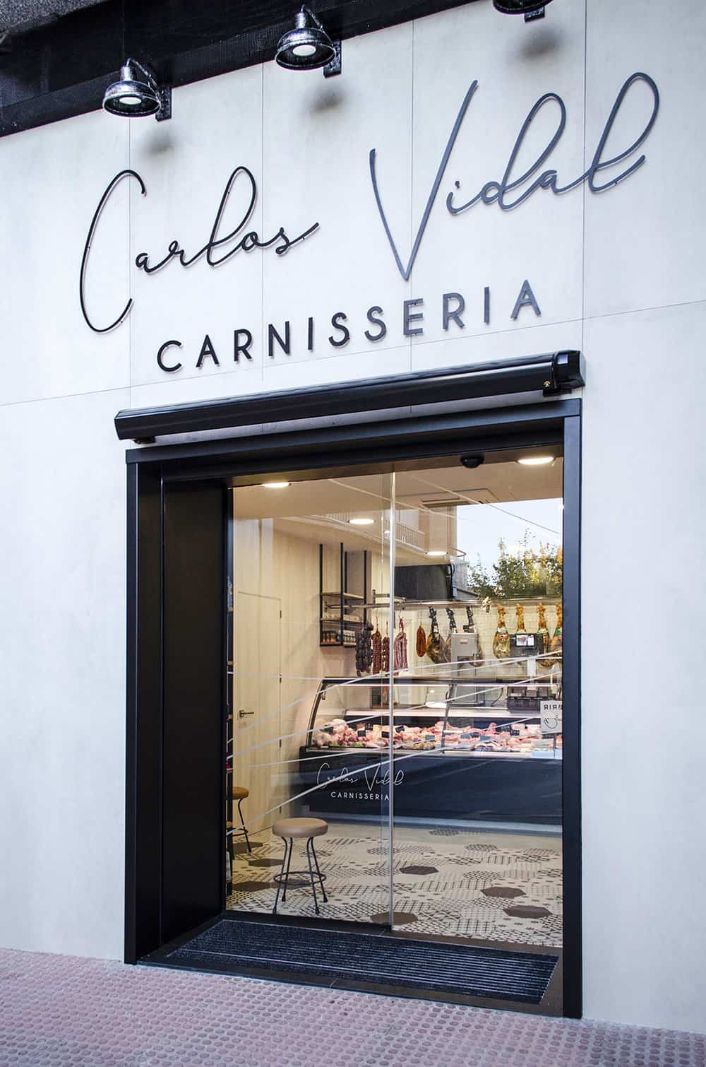 Imagen de la fachada de la carnicería Carlos Vidal después del trabajo de imagen corporativa diseñada por IDEADE