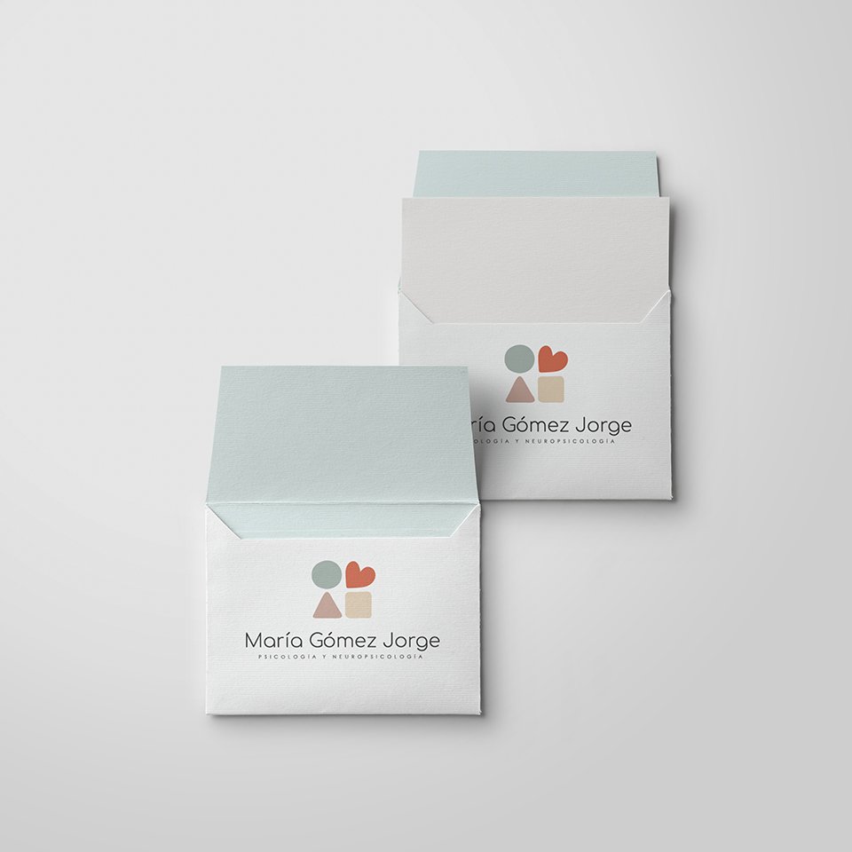 Imagen de los sobres con el logo de María Gómez Psicóloga diseñado por Ideade Creativos