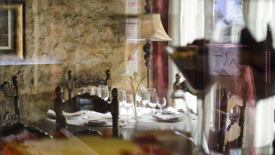 Imagen detalle de una de las mesas de la zona del comedor de este proyecto de interiorismo de restaurante en Torrevieja