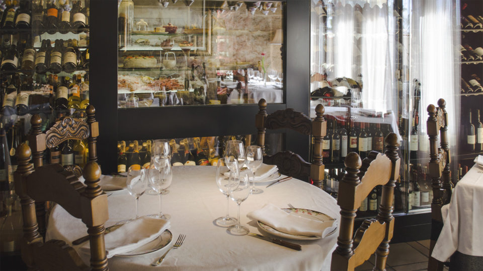Imagen de una de las mesas del comedor de este interiorismo de restaurante en Torrevieja