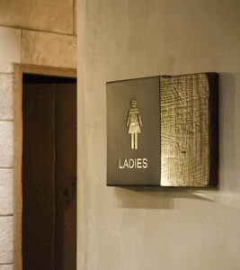 Imagen de la señalización del cuarto de baño de mujeres del restaurante Mesón de la Costa.