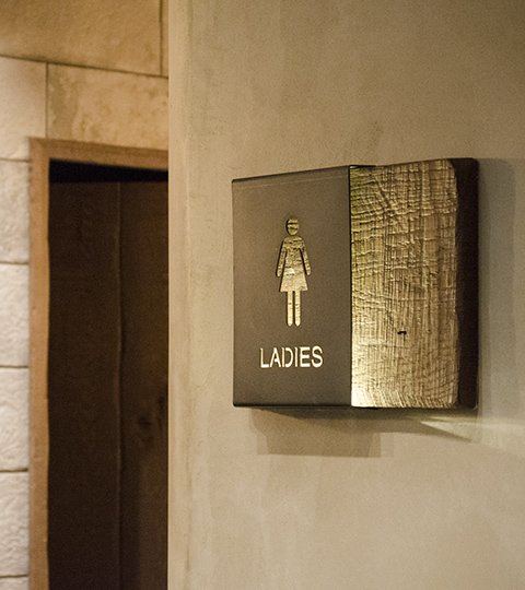 Imagen de la señalética de los baños de este proyecto de interiorismo de restaurante en Torrevieja