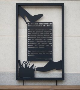 Una de las piezas del monumento homenaje al calzado en El Pinós.