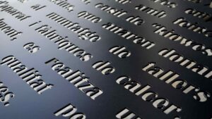 Detalle de las letras del monumento homenaje al calzado.