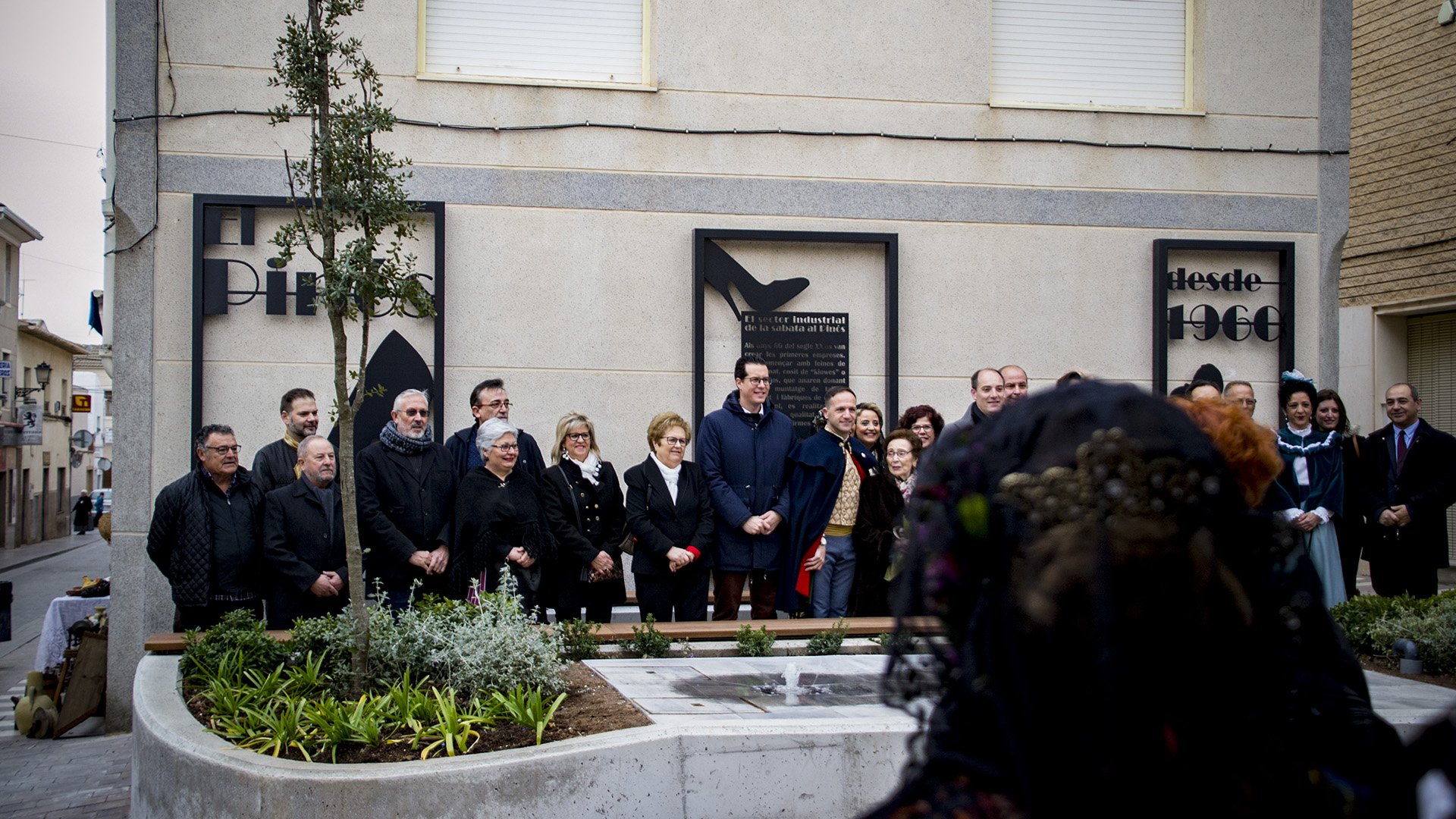 Imagen de grupo delante del monumento al calzado.