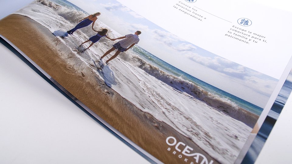 Detalle de una doble página de la revista que forma parte de la nueva identidad gráfica de Ocean Broker