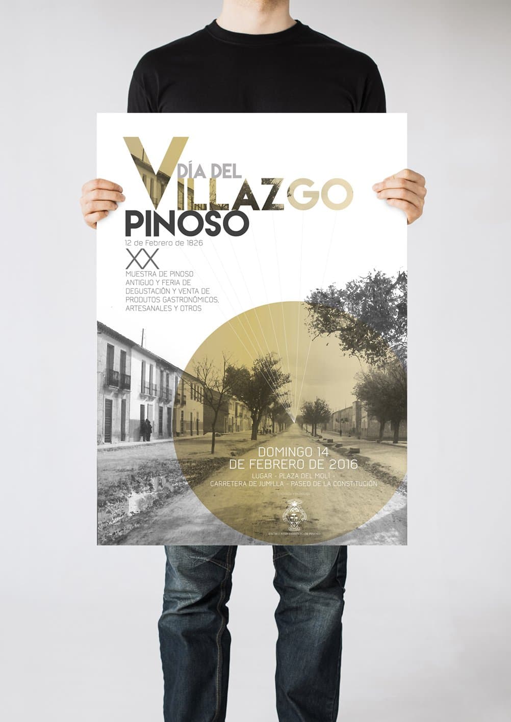 Imagen del cartel del Villazgo Pinoso 2016, diseñado por Ideade Creativo sujetado por una persona.