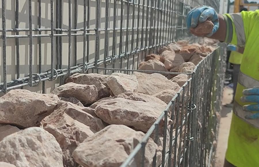 Colocación de las piedras que forman parte de la remodelación de fachada de Bodegas Volver.