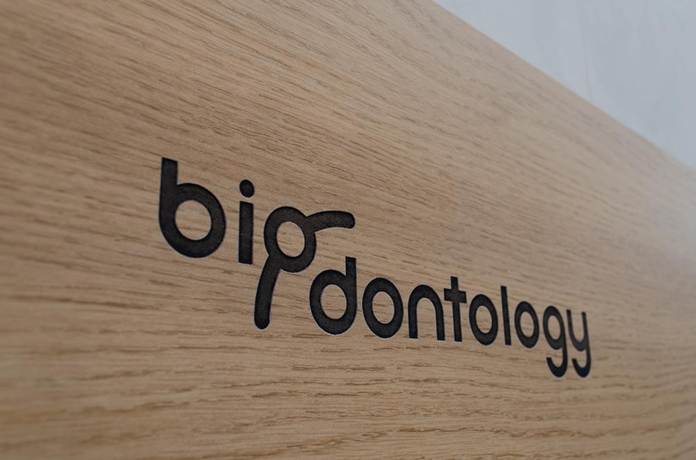 Imagen del logo de biodontology grabado en madera.