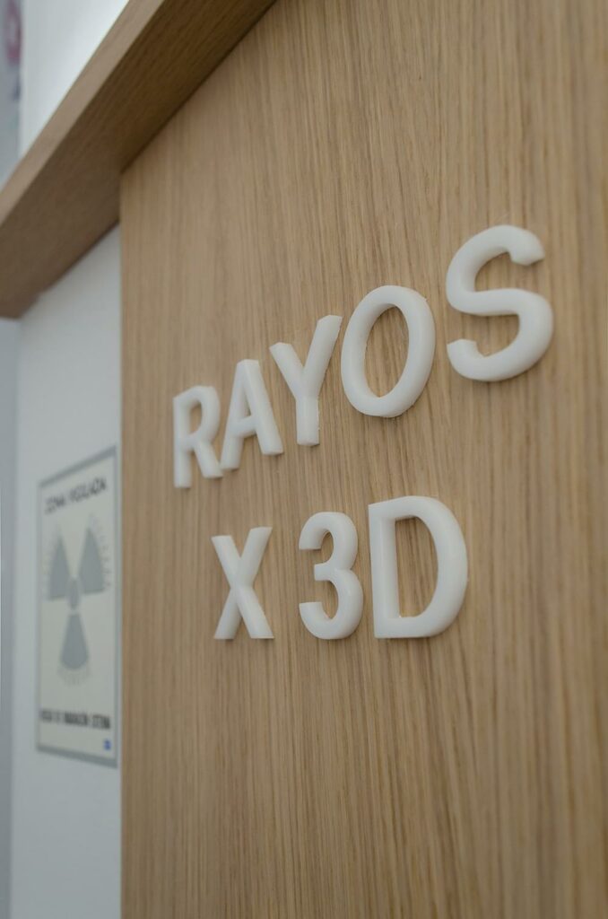 Imagen de la señalética de Rayos X 3D de la clínica dental Biodontology diseñada por Ideade Creativos.