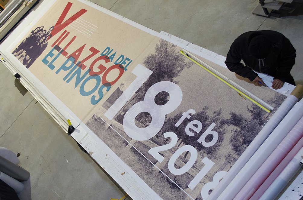 Imagen de la pieza del Día del Villazgo El Pinós sobre la mesa de trabajo en Producción.