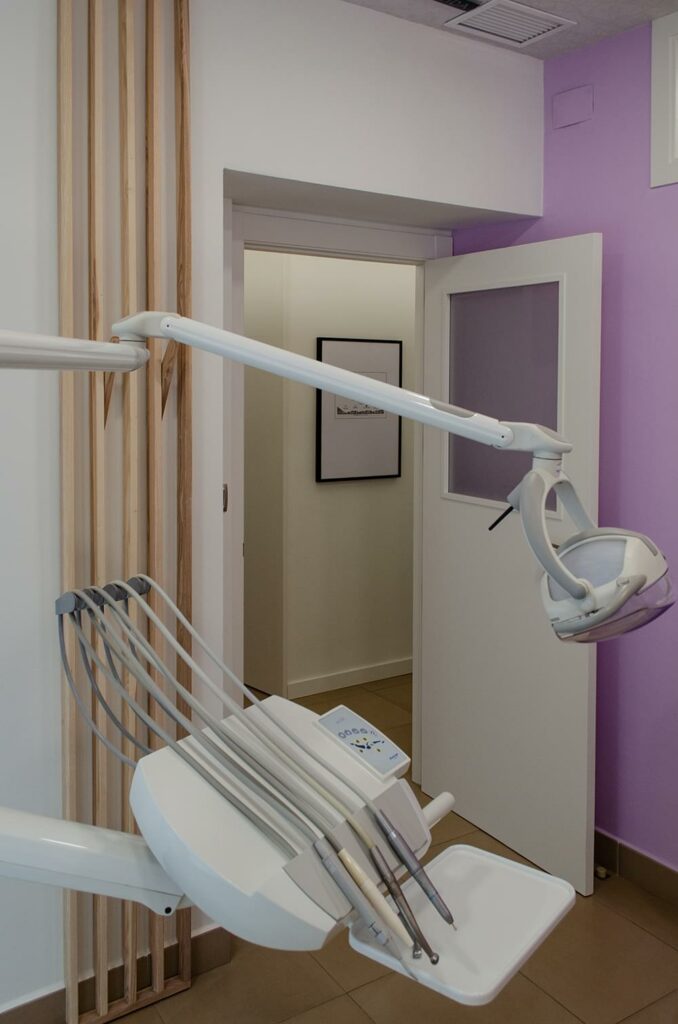 Imagen de las paredes y puertas del interior de una de las salas de la clínica dental Biodontology.