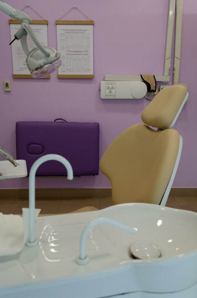 Imagen del interior de una de las salas de la clínica dental biodontology tras el interiorismo llevado a cabo por Ideade Creativos.