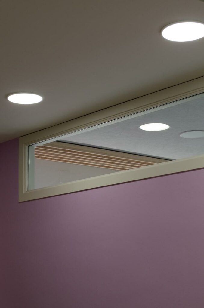 Imagen detalle de la iluminación del techo de una de las salas de la clínica dental Biodontology.