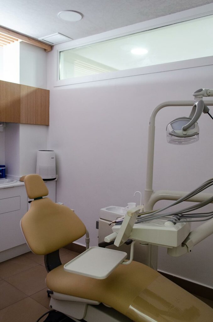 Imagen interior de una de las salas de la clínica dental biodontology tras el trabajo de interiorismo de Ideade Creativos.