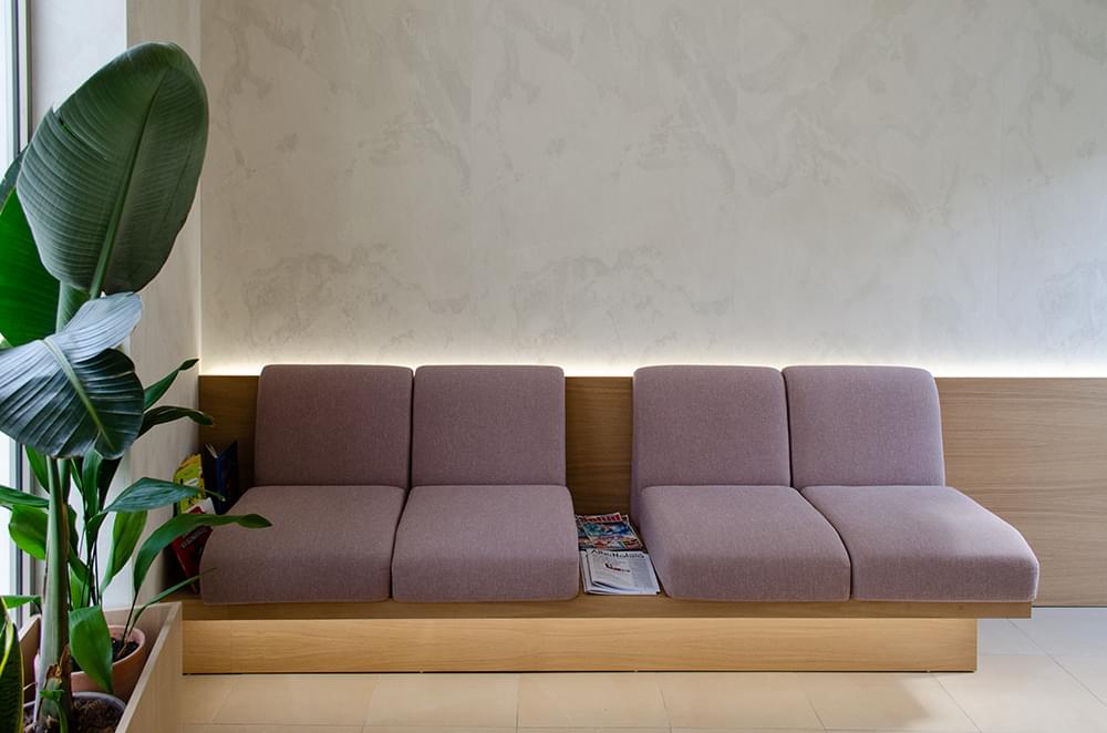 Imagen del mobiliario de la sala de espera de la clínica dental de Biodontology tras la reforma.