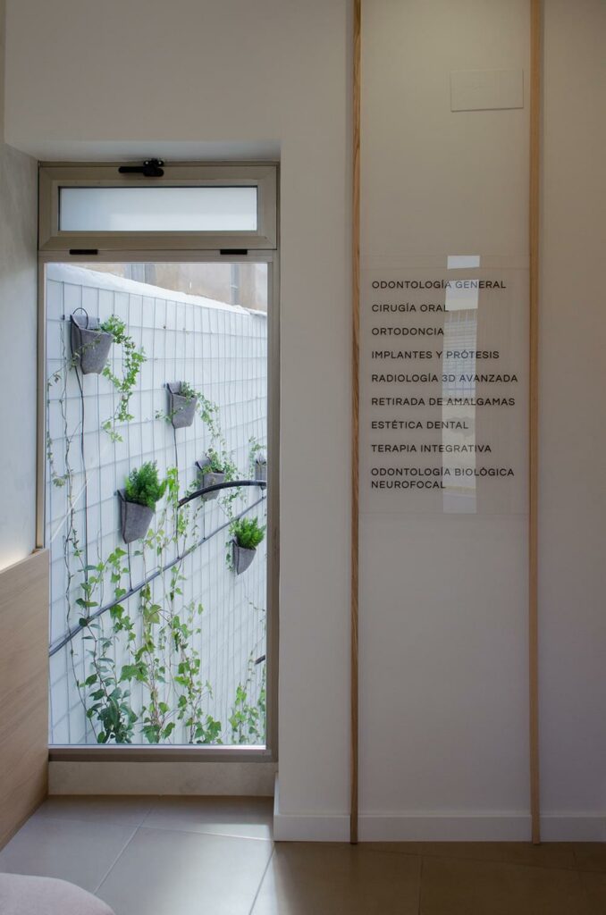 Imagen del interior y del exterior de la clinica de biodontology tras la reforma.