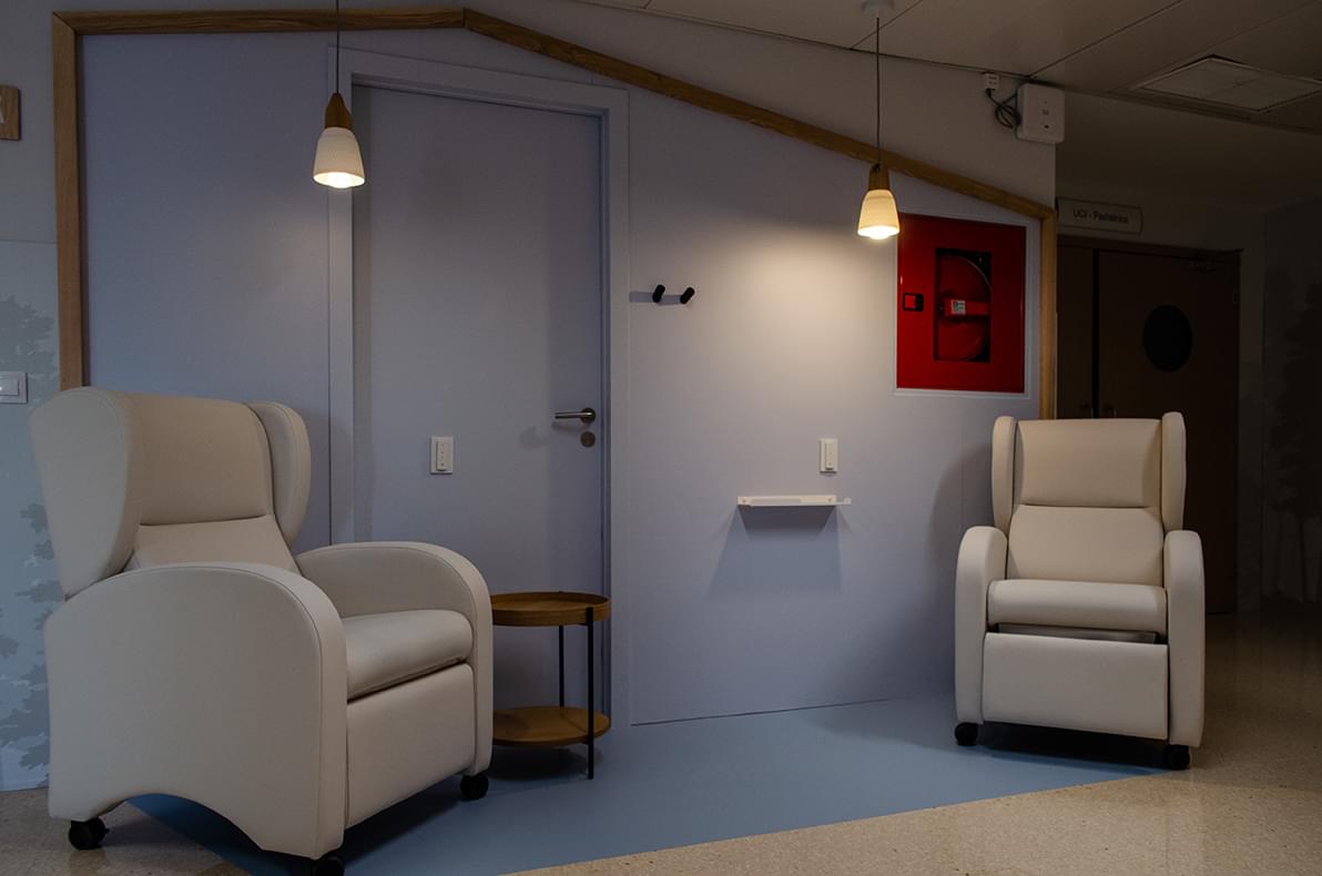 Imagen de uno de los espacios de la sala de espera rediseñada mediante el proyecto de diseño de interiores para la Fundación Aladina