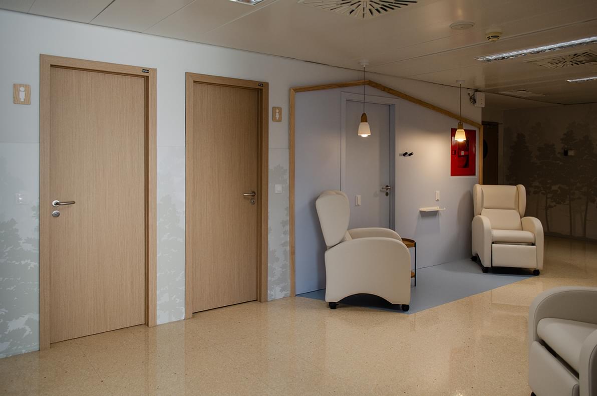 Imagen de las puertas de los servicios de la sala de espera de la UCI pediátrica del Hospital Clínico Universitario Virgen de la Arrixaca tras el diseño de interiorismo de Ideade Creativos.