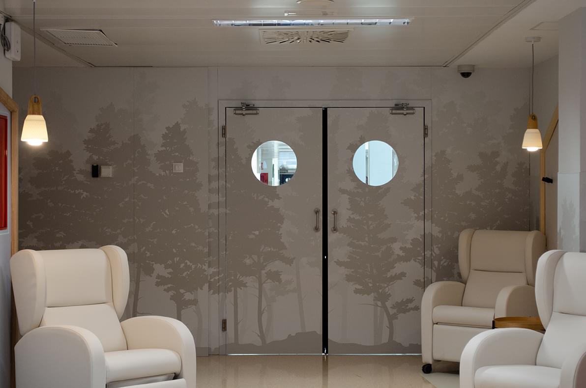 Imagen de la puerta de la salda de espera forrada con el vinilo que diseñó IDEADE para el proyecto de diseño de interiores para la Fundación Aladina