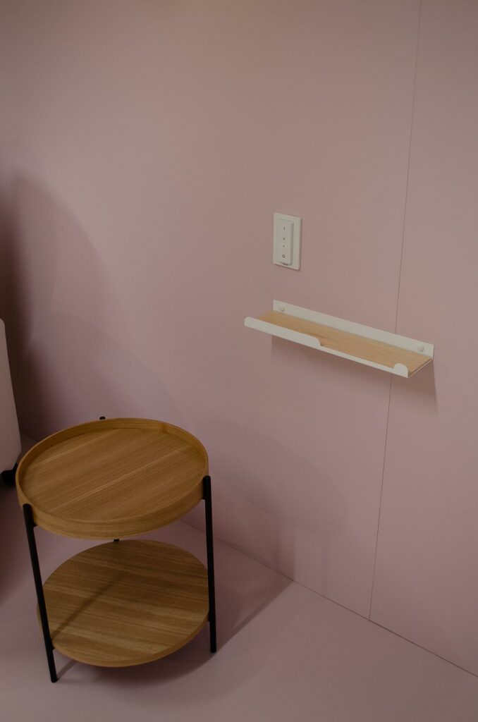 Imagen de uno de los estantes y una de las mesitas que forman parte del proyecto de interiorismo para la sala de espera de de la UCI pediátrica del Hospital Clínico Universitario Virgen de la Arrixaca