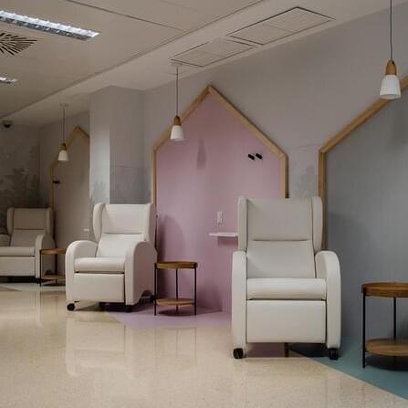 Imagen de los tres sillones en sus respectivos espacios del proyecto de diseño de interiores para la Fundación Aladina