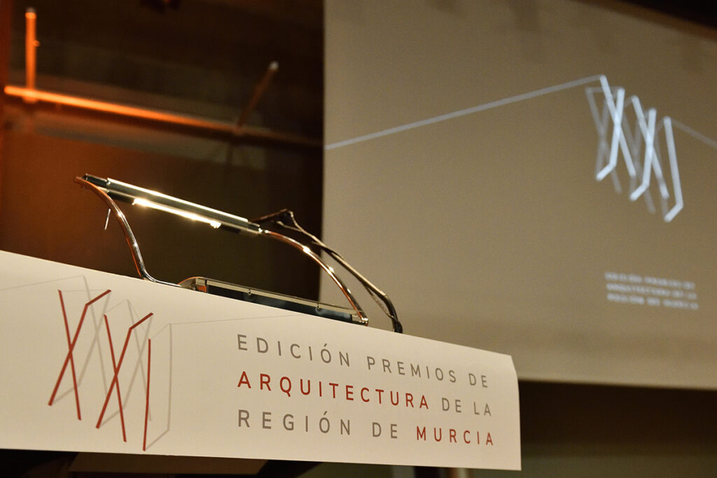 Pieza gráfica para el atril de la gala de entrega de los Premios de Arquitectura de la Región de Murcia 2021 diseñada por Ideade Creativos,