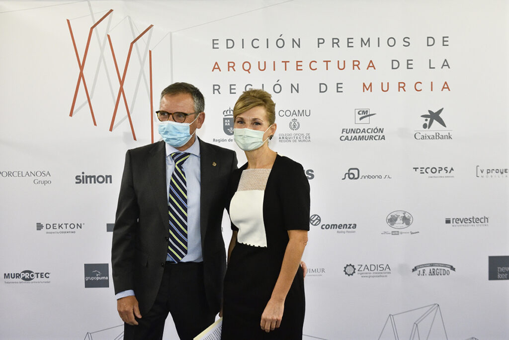 Asistentes a la gala de entrega de premios de Arquitectura de la Región de Murcia 2021 posando frente al Photocall.