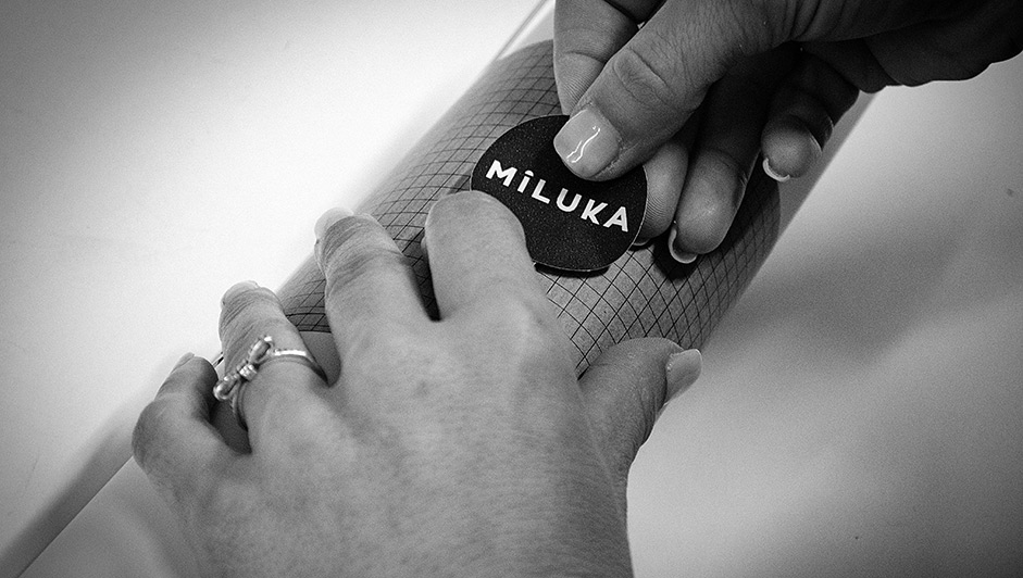 Fotografía en blanco y negro de cómo se preparan los pedidos en el e-comerce miluka.es. Sesión de fotos realizada por Ideade creativos