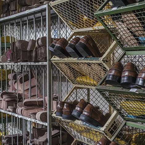 Imagen de los producto en la fábrica de zapatos Edward's