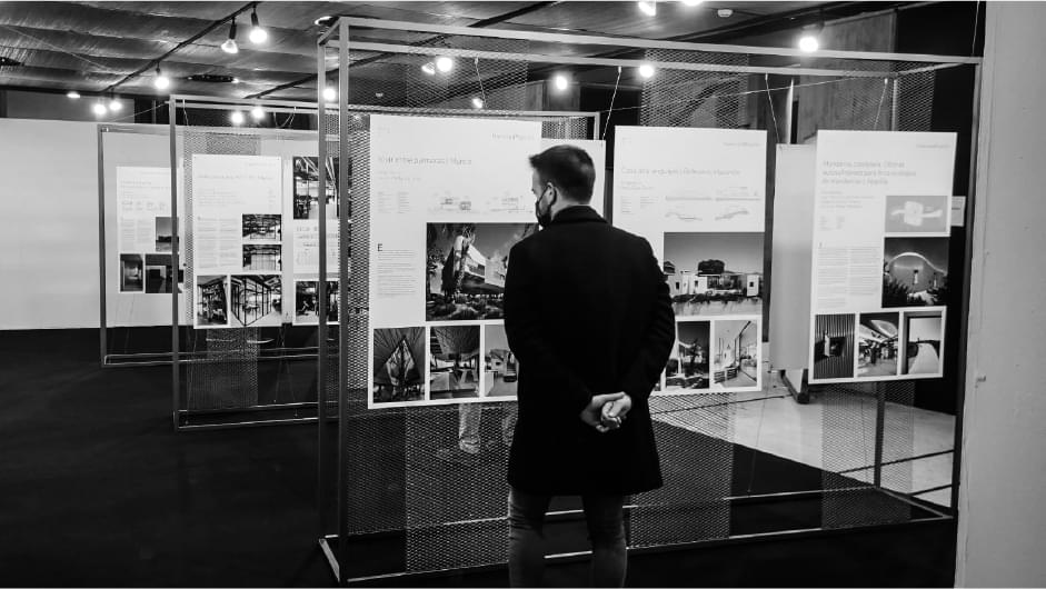 Imagen de visitante viendo la exposición de los Premios de Arquitectura de la Región de Murcia 2021